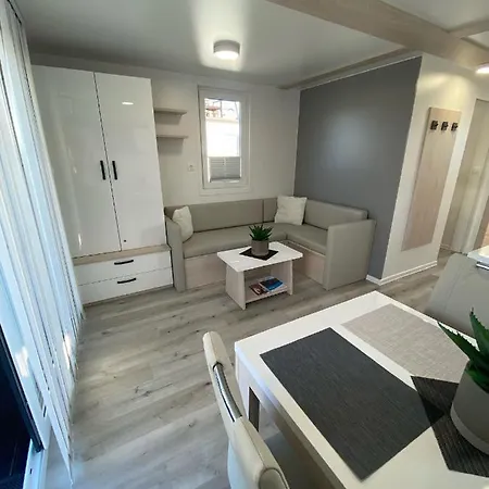 Apartament Floating House Arena 3 *