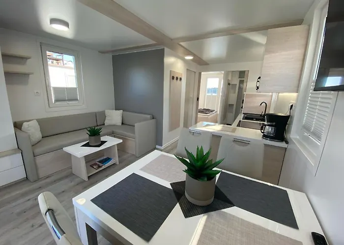 Floating House Arena 3 Пула