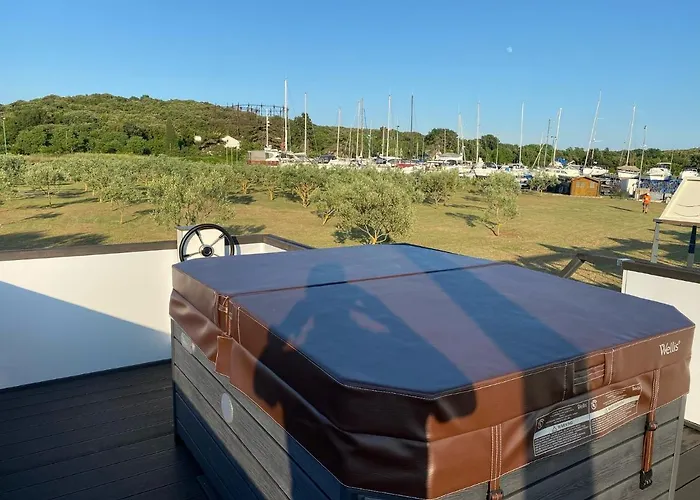 Floating House Arena 3 * Пула