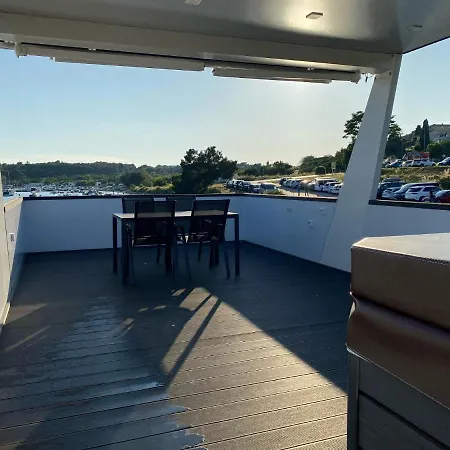 Floating House Arena 3 Apartman *