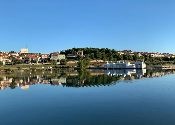 Floating House Arena 3 * Pula