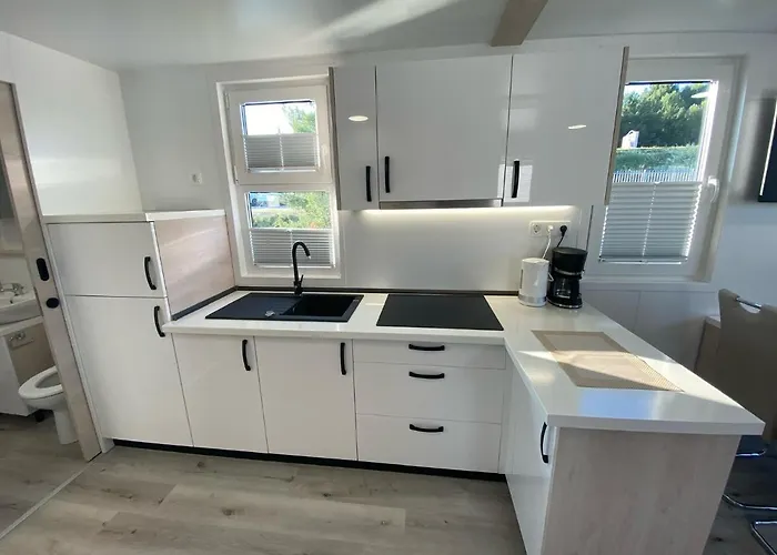 Apartman Floating House Arena 3 *