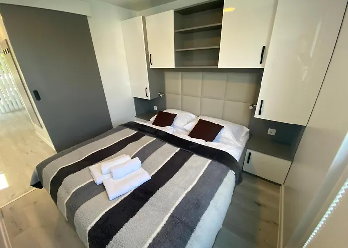 Floating House Arena 3 * Pula