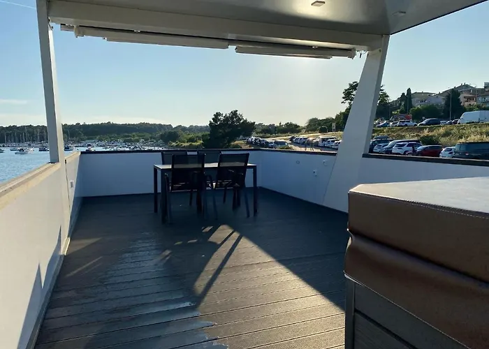 Floating House Arena 3 Apartman *