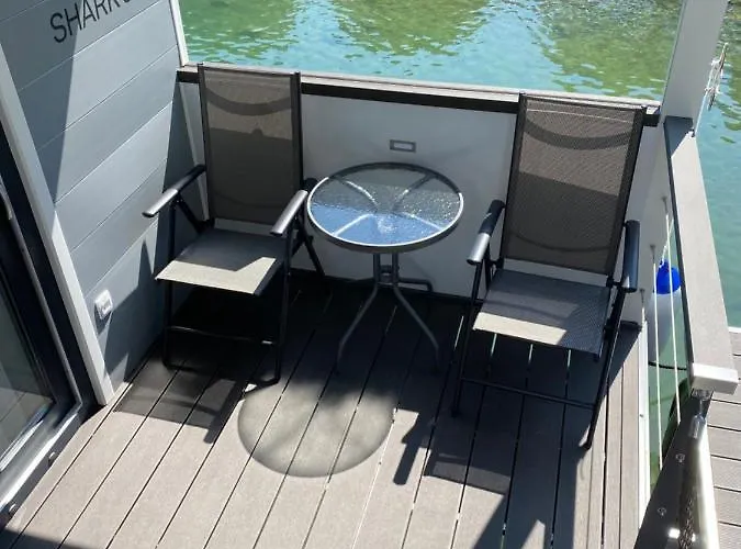 Floating House Arena 3 * Pula