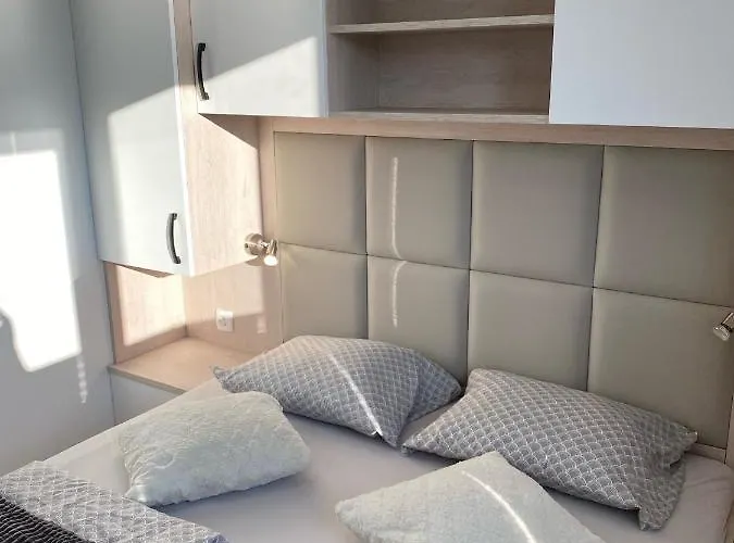 Floating House Arena 3 * Pula