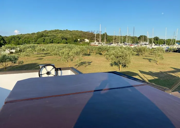 Floating House Arena 3 Pula