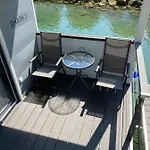 Floating House Arena 3 * Pula