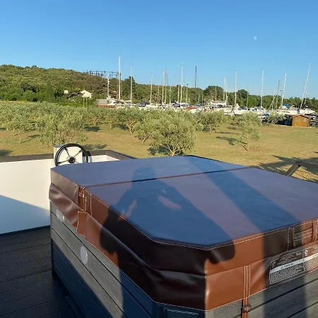 Floating House Arena 3 * 普拉